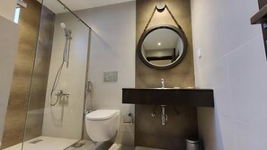 Departamento Deluxe, 3 habitaciones | Baño | Regadera, amenidades de baño gratuitas, secadora de cabello, toallas 