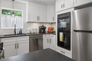 Fridge, microwave, oven, stovetop - Game Room + Huge Yard! 6 mi to DT and Pearl Dist (San Antonio)