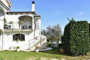 Outdoor dining - Elegant Living for Your Vacation (Umag)