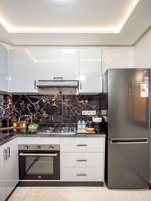 Eine moderne Küche mit Edelstahlgeräten, einem Gasherd und einem eingebauten Backofen.