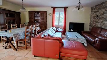 TV, fireplace, DVD player, stereo