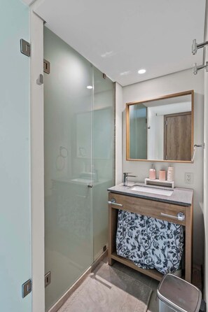 Shower, hair dryer, shampoo - Stay Premium in Nima Bay Top amenities (Puerto Vallarta)