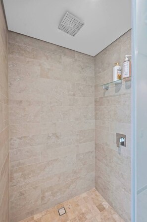 Dusche, Haartrockner, Shampoo