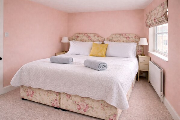 4 habitaciones, tabla de planchar con plancha, wifi y ropa de cama 