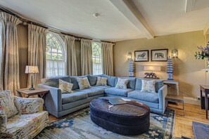 Living area - Beautiful House for 8 set in idyllic Audley End - with hot tub and cosy fire (Audley End)