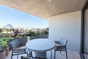 Outdoor dining - Punto Nima Oceanview Condo with Rooftop Pool & Gym (San José del Cabo)