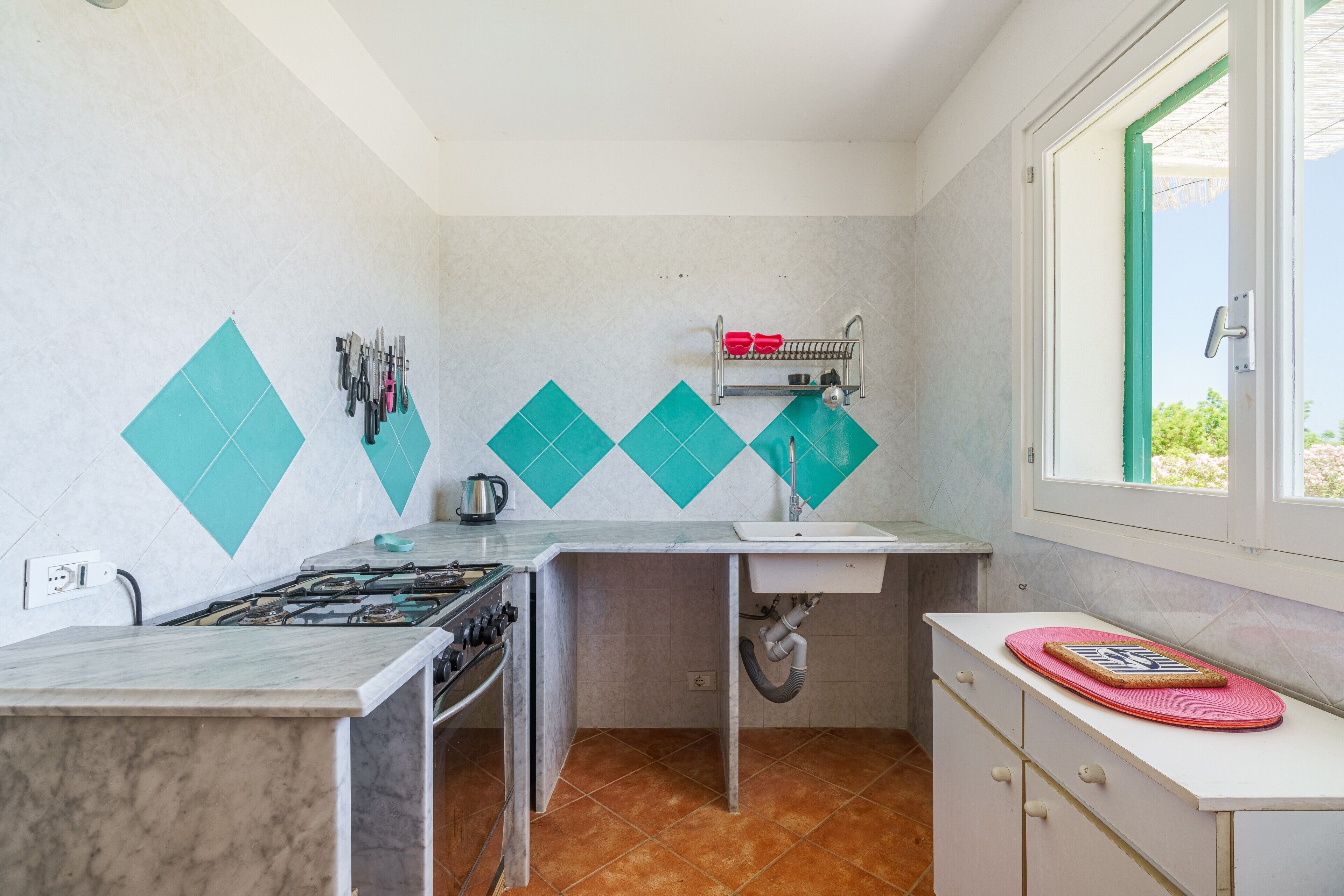 Frigorífico, horno, placa de cocina y cafetera o tetera