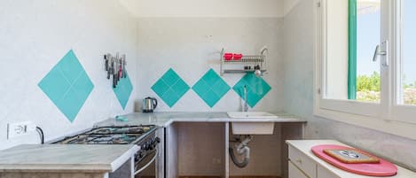 Refrigerador, horno, parrilla de estufa y cafetera y tetera