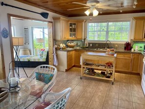 Fridge, microwave, oven, stovetop - Sailbeach Spanish Wells (Spanish Wells)