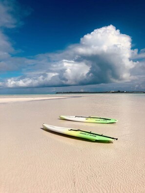 Platja a a prop, gandules de platja i tovalloles de platja