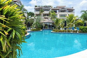 Apartemen, 1 kamar tidur, balkon, pemandangan kebun | Kolam renang | Kolam renang outdoor