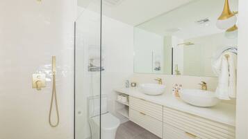 Apartment, 1 Bedroom, Balcony, Garden View | Bathroom