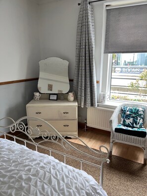 3 bedrooms, iron/ironing board, travel cot, free WiFi - Large house Drymen Village with Health club access (Drymen)