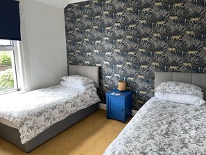 3 bedrooms, iron/ironing board, travel cot, free WiFi - Large house Drymen Village with Health club access (Drymen)