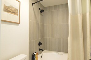 シャワー、ヘアドライヤー、タオル