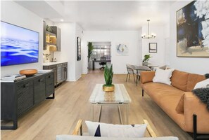 Smart TV, pebolim, mesa de pingue-pongue, livros