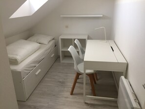 2 makuuhuonetta, silitysrauta/-lauta, Wi-Fi, vuodevaatteet