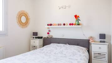 2 bedrooms, iron/ironing board, WiFi, bed sheets