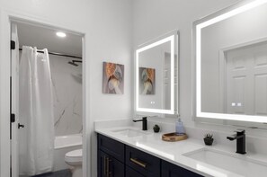 Douche, sèche-cheveux, serviettes fournies