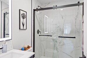 Dusche, Haartrockner, Handtücher