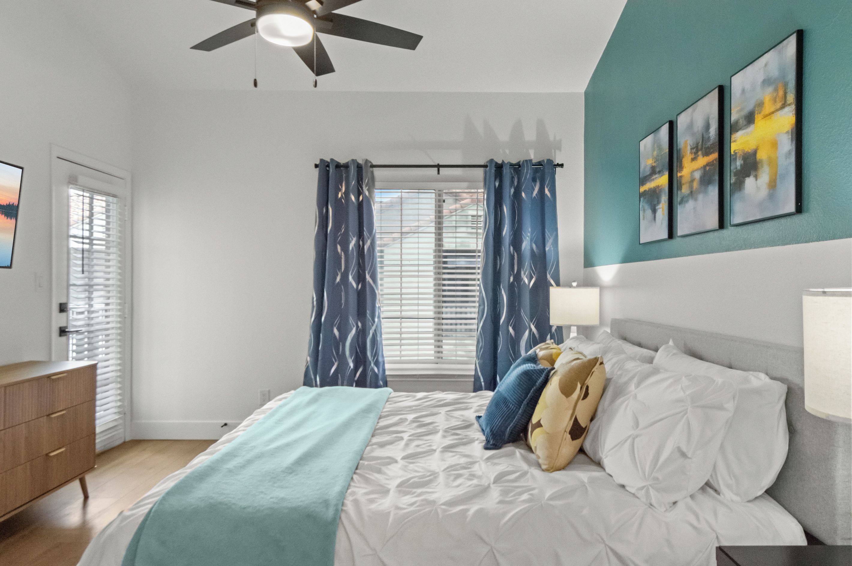 2 bedrooms, desk, iron/ironing board, travel crib