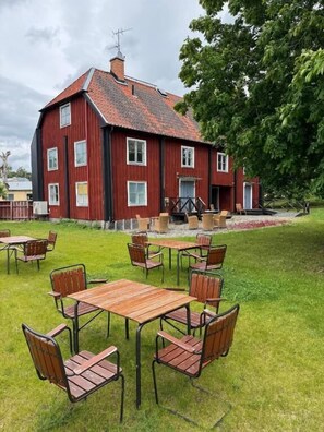 Outdoor dining - SB Mangelgardens B&B (Soderkoping)