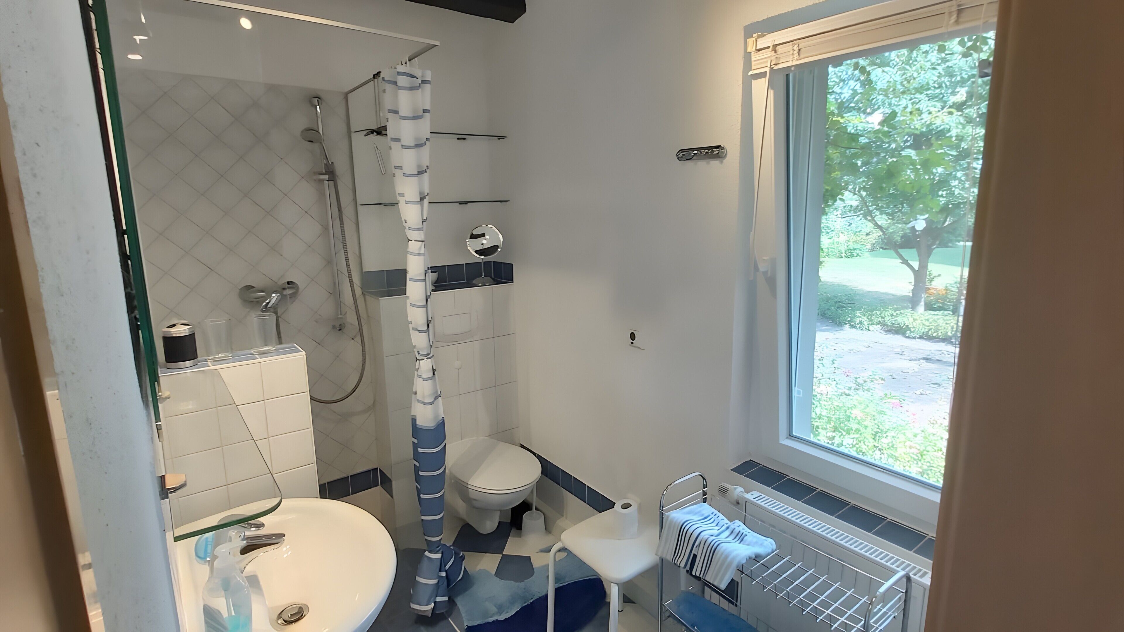 Dusj, hårføner og håndklær
