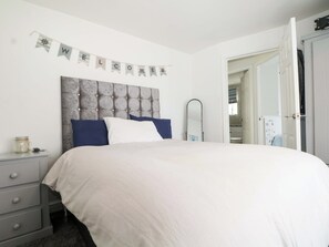 2 Schlafzimmer, individuell dekoriert, individuell eingerichtet