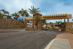 Property grounds - Gorgeous views 1BR pool, near beaches & downtown, concierge service included (San José del Cabo)