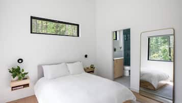 2 bedrooms, desk, travel cot, WiFi