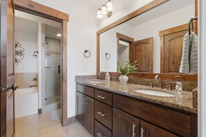 Shower, hair dryer, towels, shampoo - Ridgeline Retreat with Private Hot Tub (Heber City)