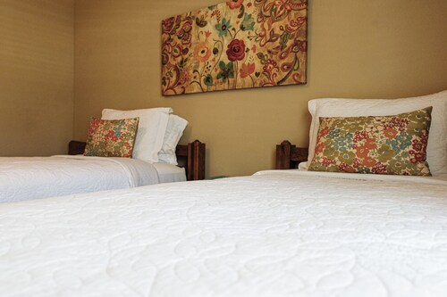 Saint Jo Ranch Getaway Across from Blue Ostrich Winery