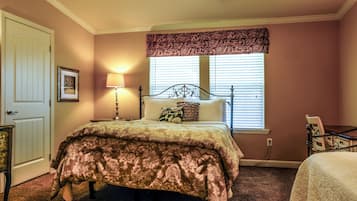 4 bedrooms, desk, iron/ironing board, WiFi