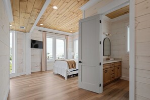 8 bedrooms, free WiFi, bed sheets