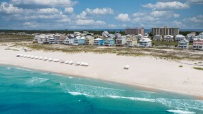On the beach - Beachfront Luxury Home + Private Pool + BBQ Grill + Exclusive Location (Gulf Shores)