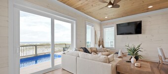 Beachfront Luxury Home + Private Pool + BBQ Grill + Exclusive Location