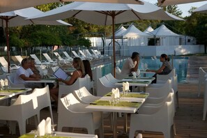 Outdoor dining - ZEcamping 3* piscine accès direct plage dog friendly locatif 6 pers (Ghisonaccia)