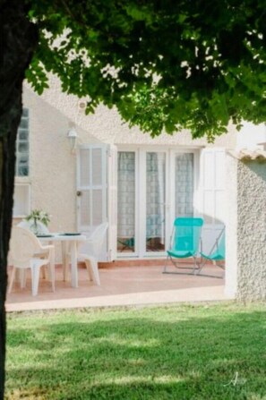 Outdoor dining - ZEcamping 3* piscine accès direct plage dog friendly locatif 6 pers (Ghisonaccia)