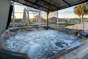 Ein Whirlpool mit Blick auf Häuser und eine Palme.