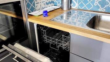 Micro-ondes, four, grille-pain