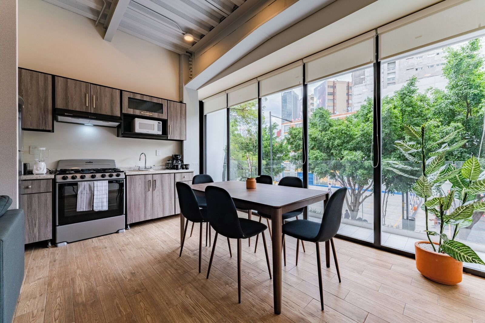 Phòng Suite | Bếp riêng | Bàn ăn 