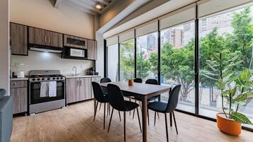Phòng Suite | Bếp riêng | Bàn ăn