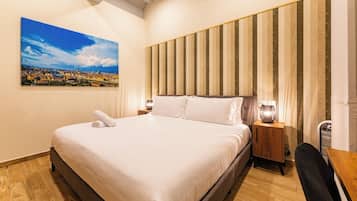 Suite | Desk, free WiFi