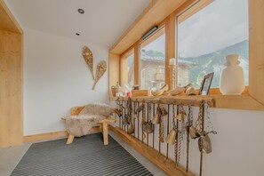 A rustic room with a wooden bench, a fur throw, and a window overlooking a mountain. - Wifi, 300m from resort center, balcony, parking, tv, ski locker, 93m², Champagny-en-Vanoise (Champagny-en-Vanoise)