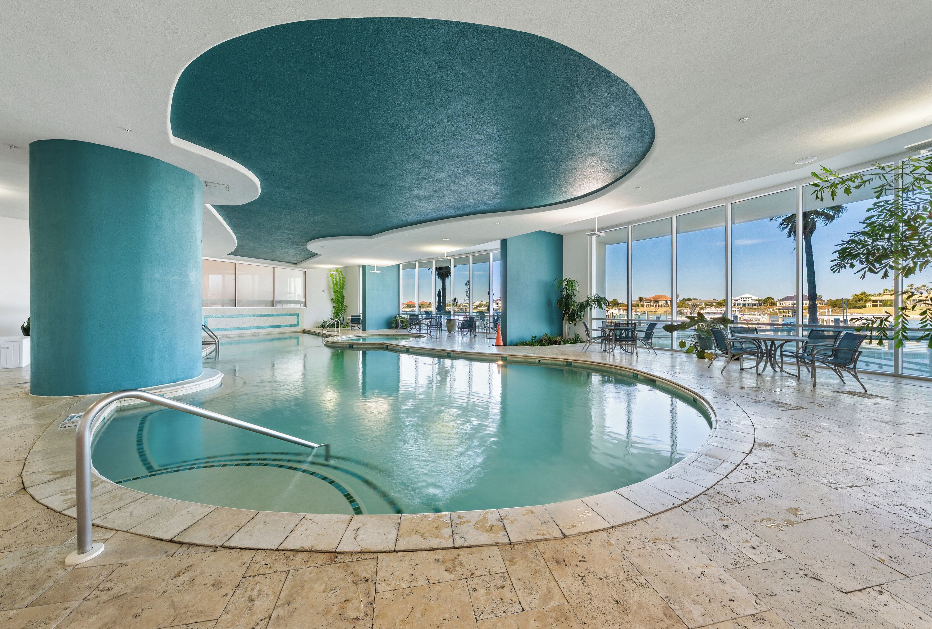 Una piscina cubierta, una piscina al aire libre