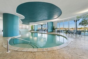Inomhuspool och utomhuspool