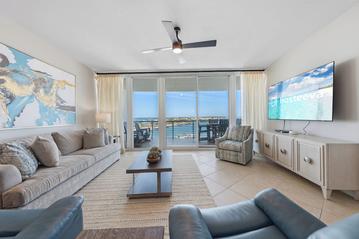 Condo supérieur, 2 chambres, balcon, vue sur la baie | Salle de séjour