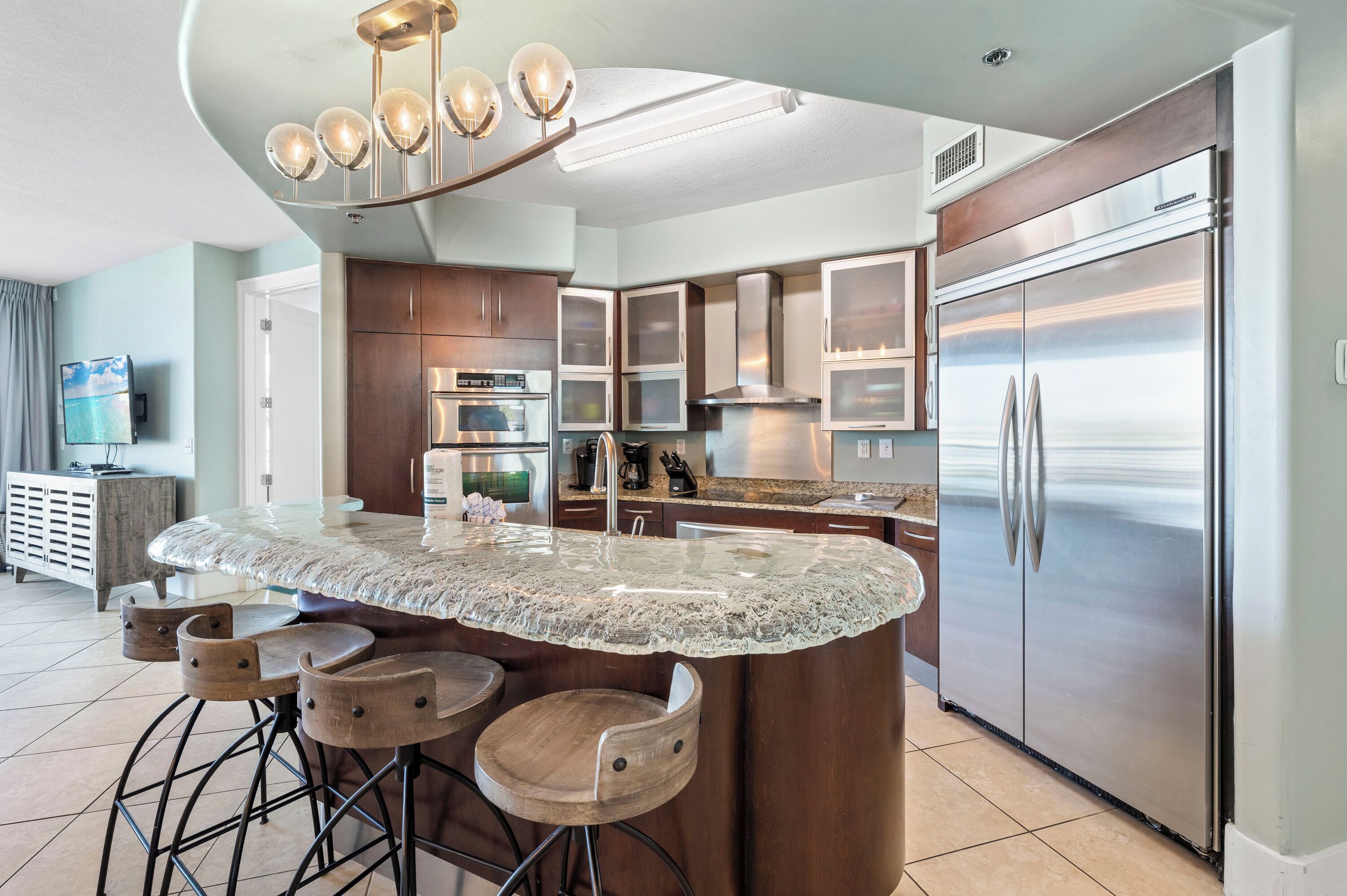Apartamento familiar, 2 habitaciones, balcón, vistas al río | Cocina privada | Frigorífico, microondas, horno y placa de cocina