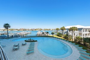 Una piscina cubierta, una piscina al aire libre