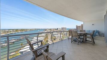 Appart'hÎtel Supérieur, 2 chambres, balcon, vue baie | Balcon